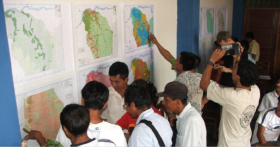 Construyendo capacidades adaptativas en sistemas socio-ecológicos cambiantes: Integrando el conocimiento comunal en planificación del uso de la tierra en la Amazonia peruana 