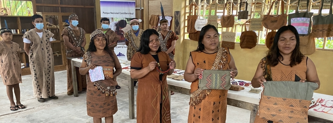 Las mujeres artesanas empoderadas de la comunidad nativa Yamino que florecen al ritmo de la conservación